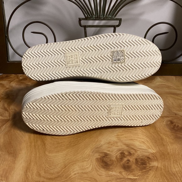 Cute to the Core Metallic Platform Boots - Picture 5 of 7